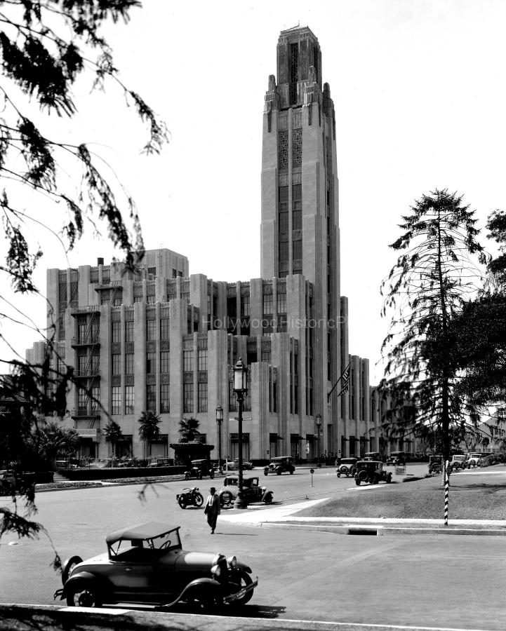 Bullocks Wilshire 1931 Corner near  Wilshire Blvd. and Westmoreland Ave. wm.jpg